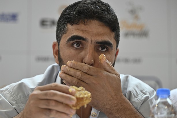 Foto - Şeker hastası olanlar görmesin! 2 dakikada 1 kilogram petek balı yediler!