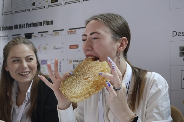 Şeker hastası olanlar görmesin! 2 dakikada 1 kilogram petek balı yediler!