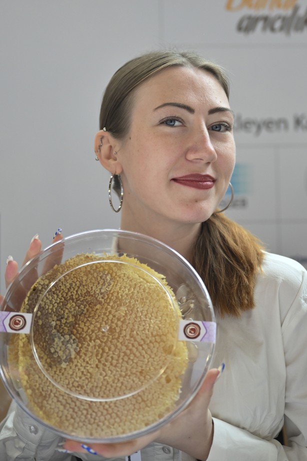 Foto - Şeker hastası olanlar görmesin! 2 dakikada 1 kilogram petek balı yediler!