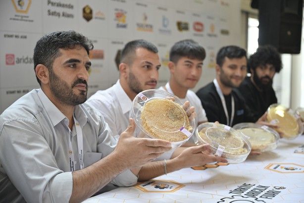 Foto - Şeker hastası olanlar görmesin! 2 dakikada 1 kilogram petek balı yediler!