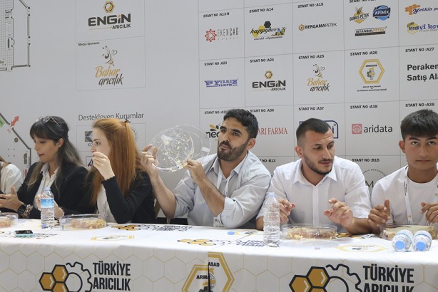 Foto - Şeker hastası olanlar görmesin! 2 dakikada 1 kilogram petek balı yediler!