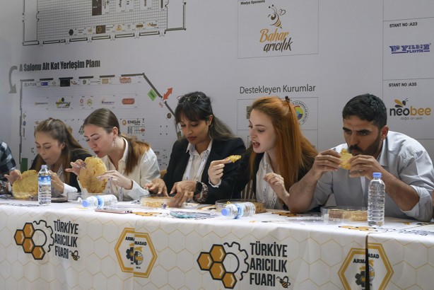 Foto - Şeker hastası olanlar görmesin! 2 dakikada 1 kilogram petek balı yediler!