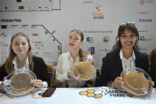 Foto - Şeker hastası olanlar görmesin! 2 dakikada 1 kilogram petek balı yediler!