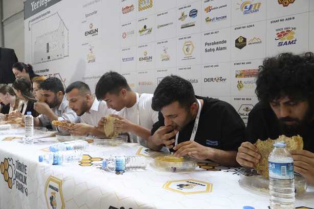 Foto - Şeker hastası olanlar görmesin! 2 dakikada 1 kilogram petek balı yediler!