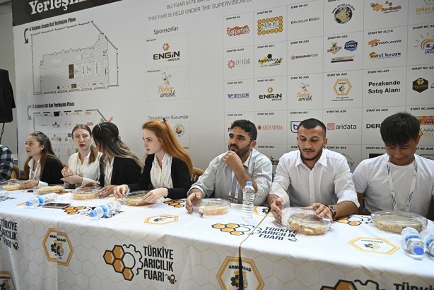 Foto - Şeker hastası olanlar görmesin! 2 dakikada 1 kilogram petek balı yediler!