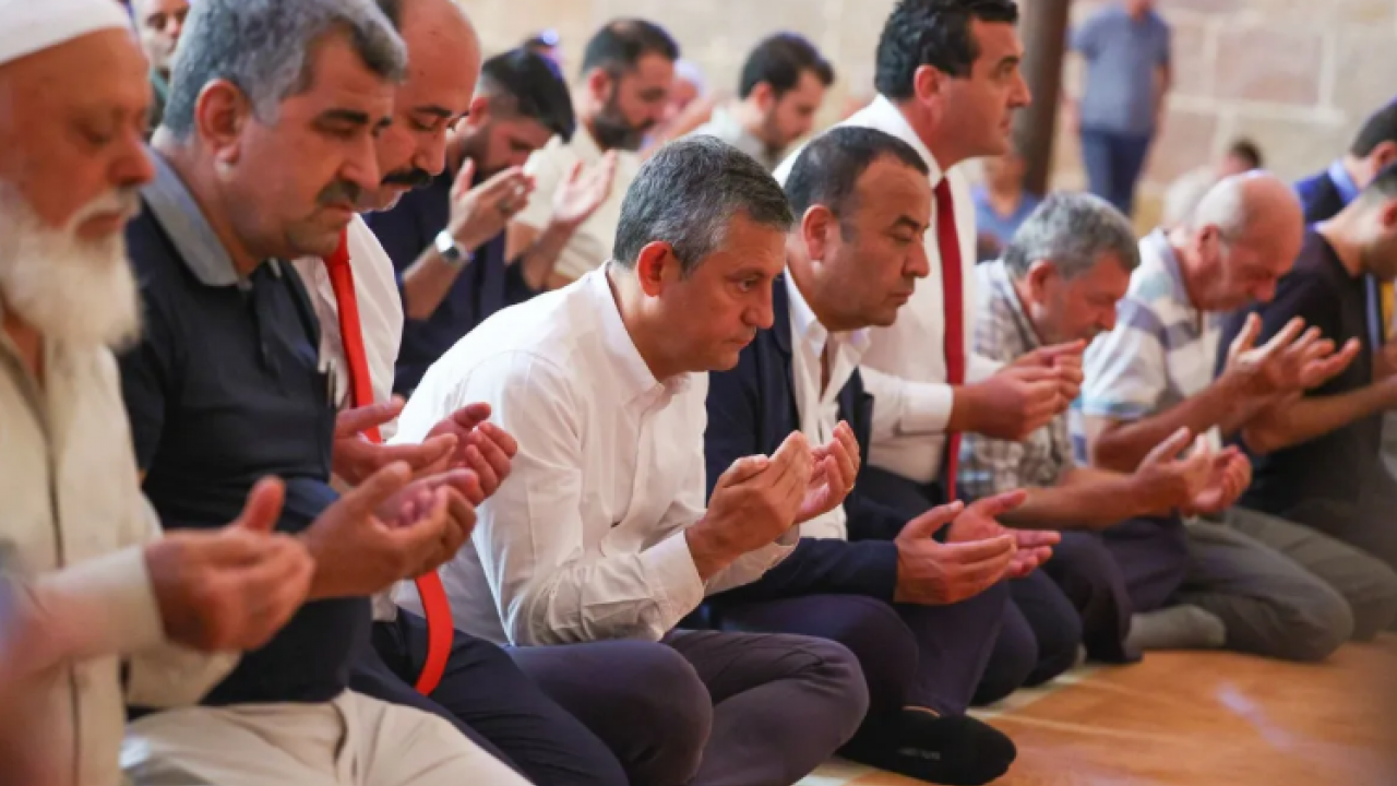 Foto - Şekilci Özgür Özel’in cami pozu laikçileri kudurttu