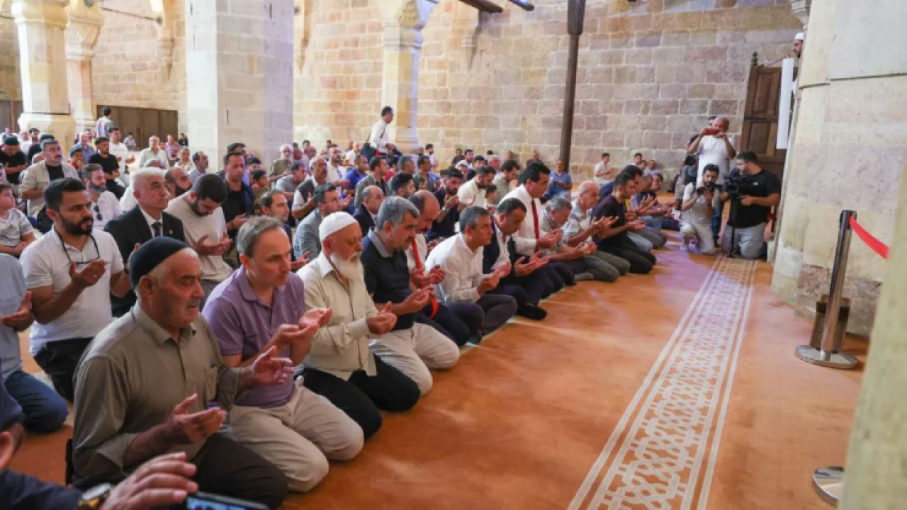 Foto - Şekilci Özgür Özel’in cami pozu laikçileri kudurttu