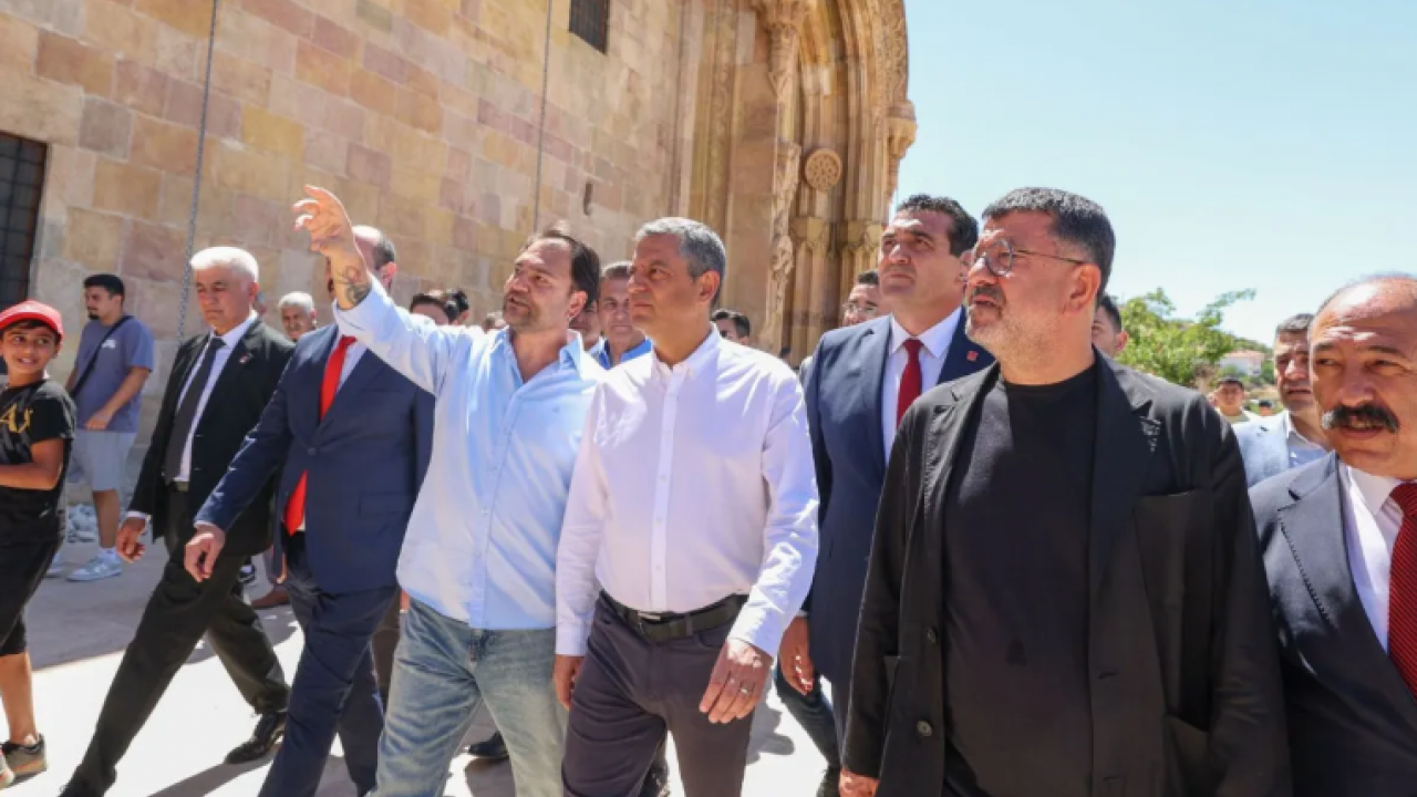 Foto - Şekilci Özgür Özel’in cami pozu laikçileri kudurttu