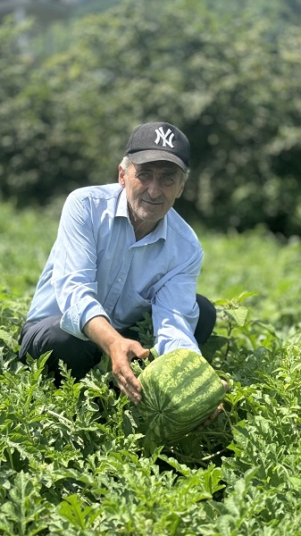 Foto - Şekilleri dikkat çekiyor! Talihsiz Temel'in yüzü karpuzdan güldü