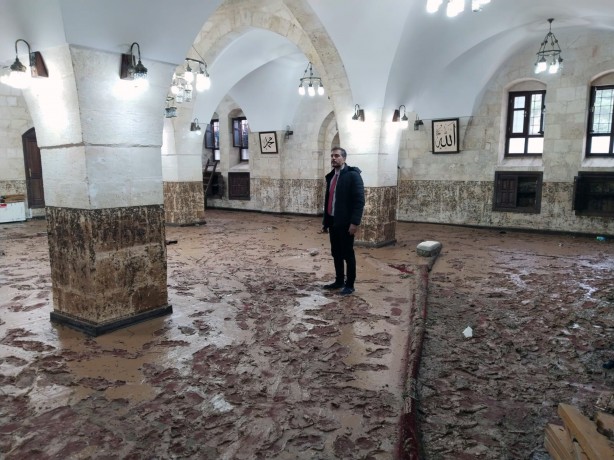 Sel afeti ibadethaneleri de etkiledi
