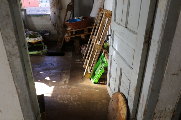 Foto - Sel felaketinde evi sular altında kalan babanın dramı!