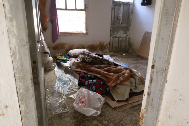 Foto - Sel felaketinde evi sular altında kalan babanın dramı!