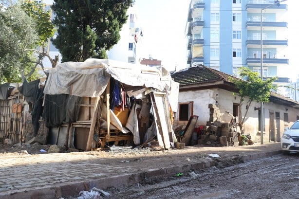 Sel felaketinde evi sular altında kalan babanın dramı!