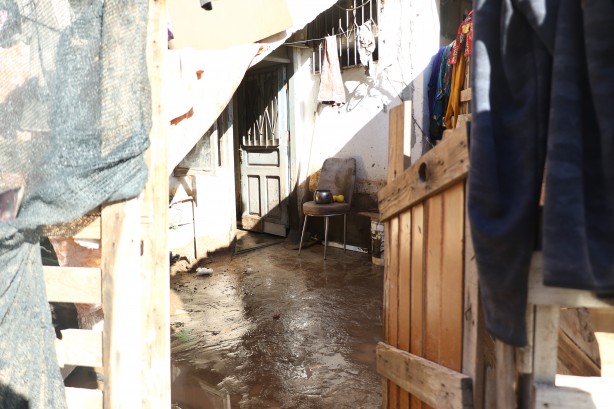 Foto - Sel felaketinde evi sular altında kalan babanın dramı!