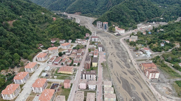 Foto - Sel felaketinin ardından döndü! Ailesine umut oldu