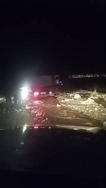 Foto - Sel hayatı felç etti! Köy yolları kapandı