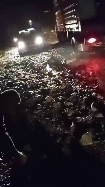 Foto - Sel hayatı felç etti! Köy yolları kapandı