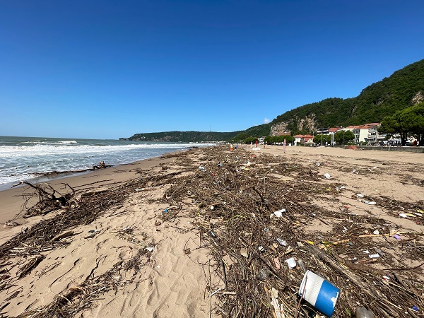 Foto - Sel, İnkumu sahilini bu hale getirdi