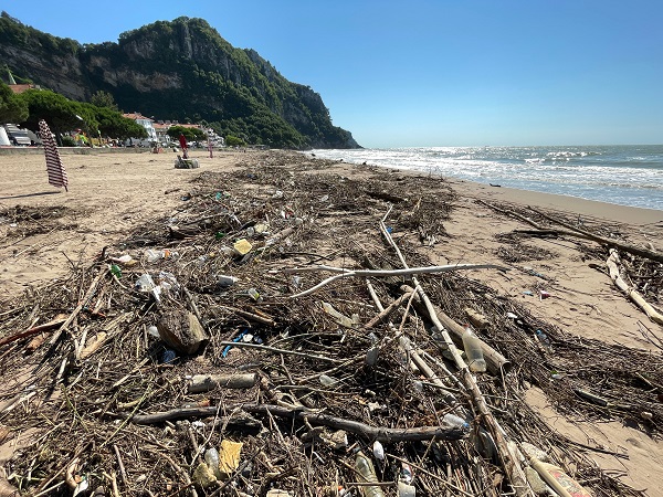 Foto - Sel, İnkumu sahilini bu hale getirdi