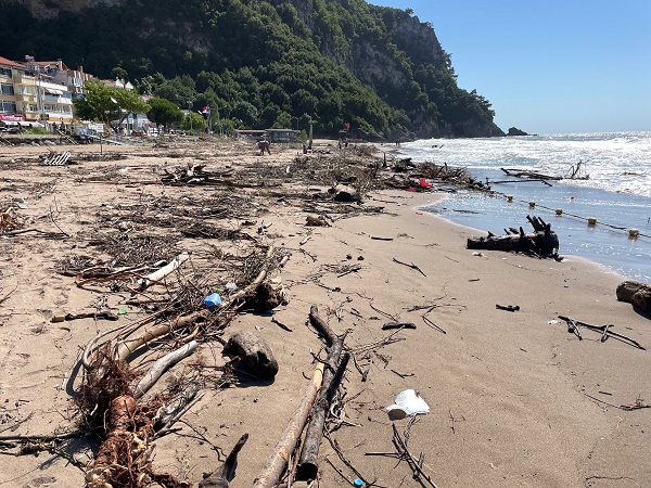 Sel, İnkumu sahilini bu hale getirdi