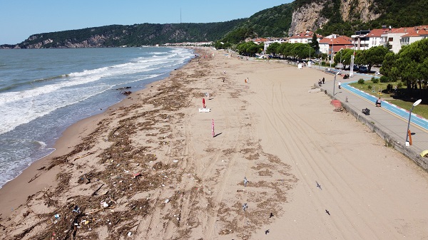 Foto - Sel, İnkumu sahilini bu hale getirdi