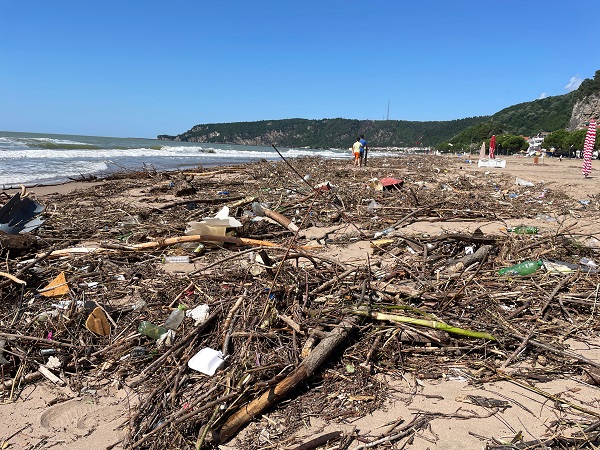 Foto - Sel, İnkumu sahilini bu hale getirdi