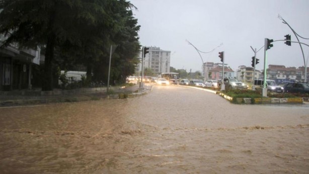 Foto - Sel, su baskınlarına dikkat! 13 ilde sarı kodlu uyarı yapıldı