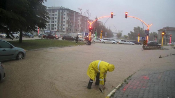Foto - Sel, su baskınlarına dikkat! 13 ilde sarı kodlu uyarı yapıldı
