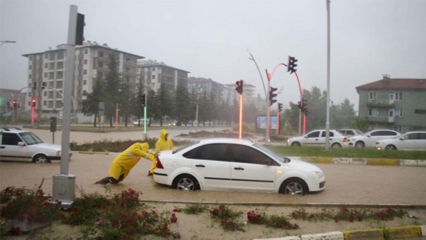 Foto - Sel, su baskınlarına dikkat! 13 ilde sarı kodlu uyarı yapıldı