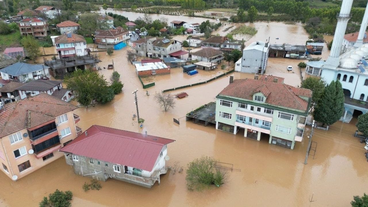 Foto - Sel suları bir mahalleyi yuttu! Feci görüntüler geldi