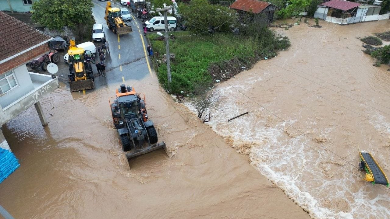 Foto - Sel suları bir mahalleyi yuttu! Feci görüntüler geldi