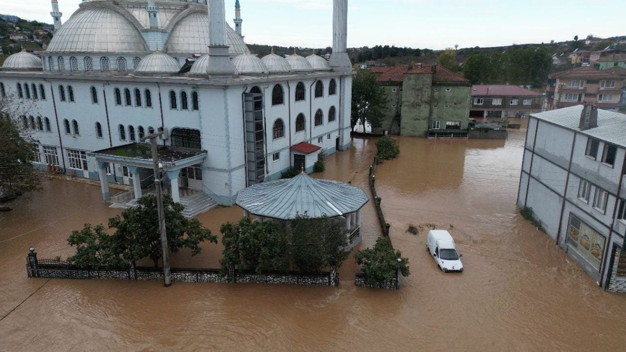 Foto - Sel suları bir mahalleyi yuttu! Feci görüntüler geldi