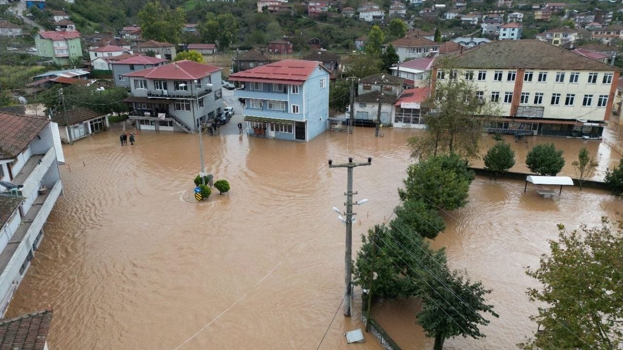 Foto - Sel suları bir mahalleyi yuttu! Feci görüntüler geldi