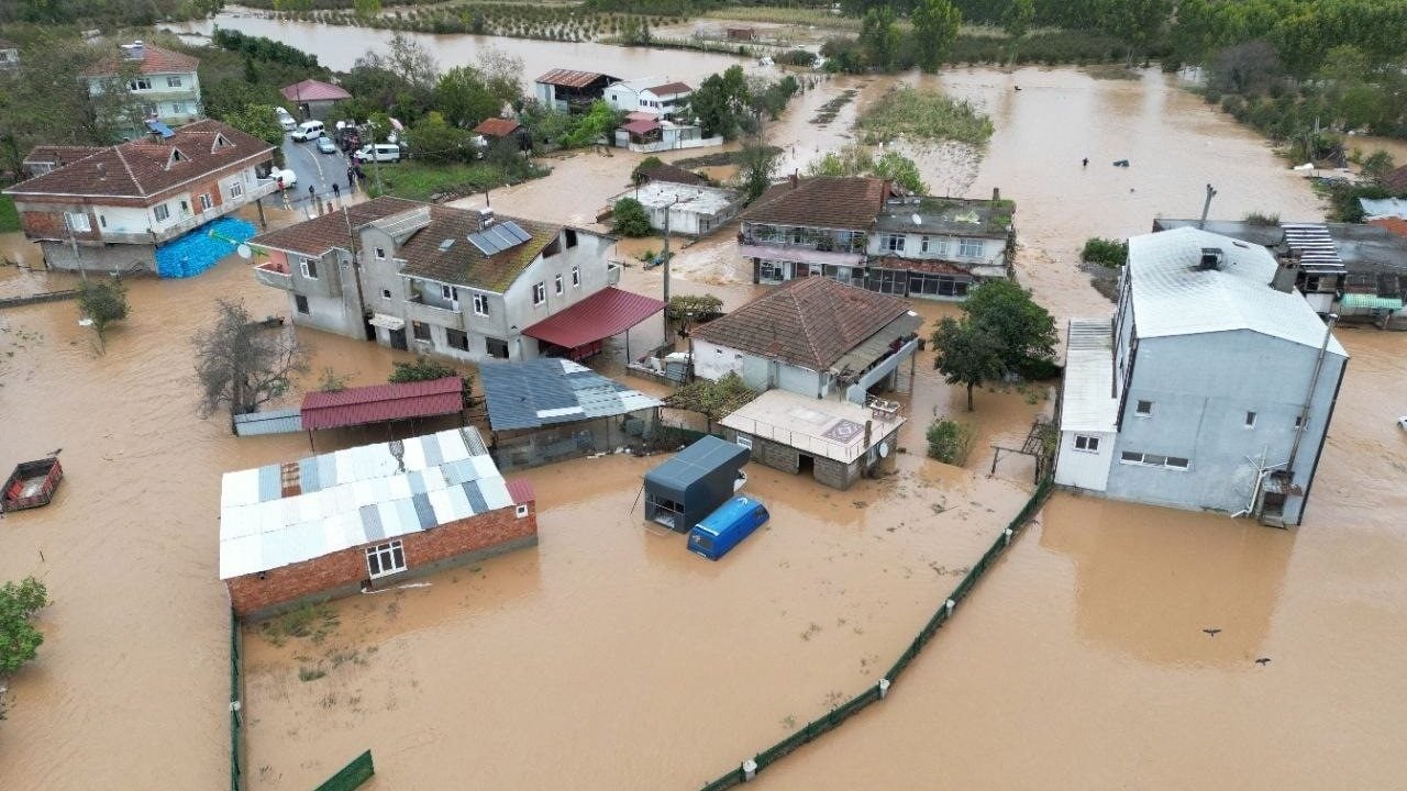 Foto - Sel suları bir mahalleyi yuttu! Feci görüntüler geldi