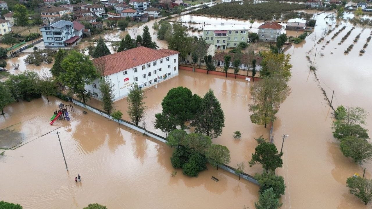 Foto - Sel suları bir mahalleyi yuttu! Feci görüntüler geldi
