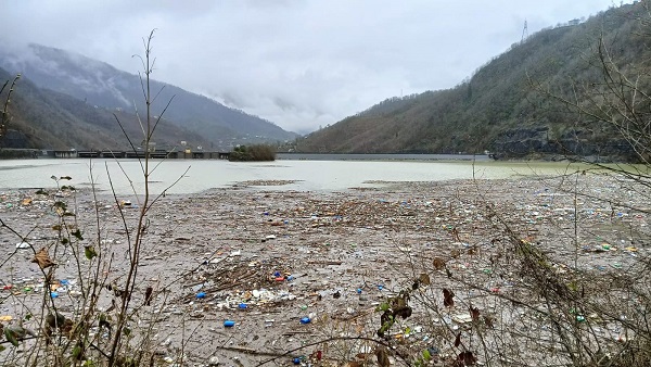 Foto - Sel suları o gölü çöplüğe çevirdi!