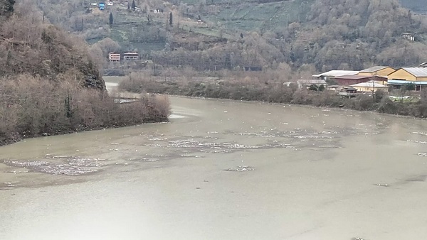 Foto - Sel suları o gölü çöplüğe çevirdi!
