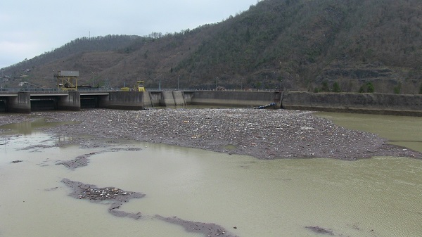 Foto - Sel suları o gölü çöplüğe çevirdi!