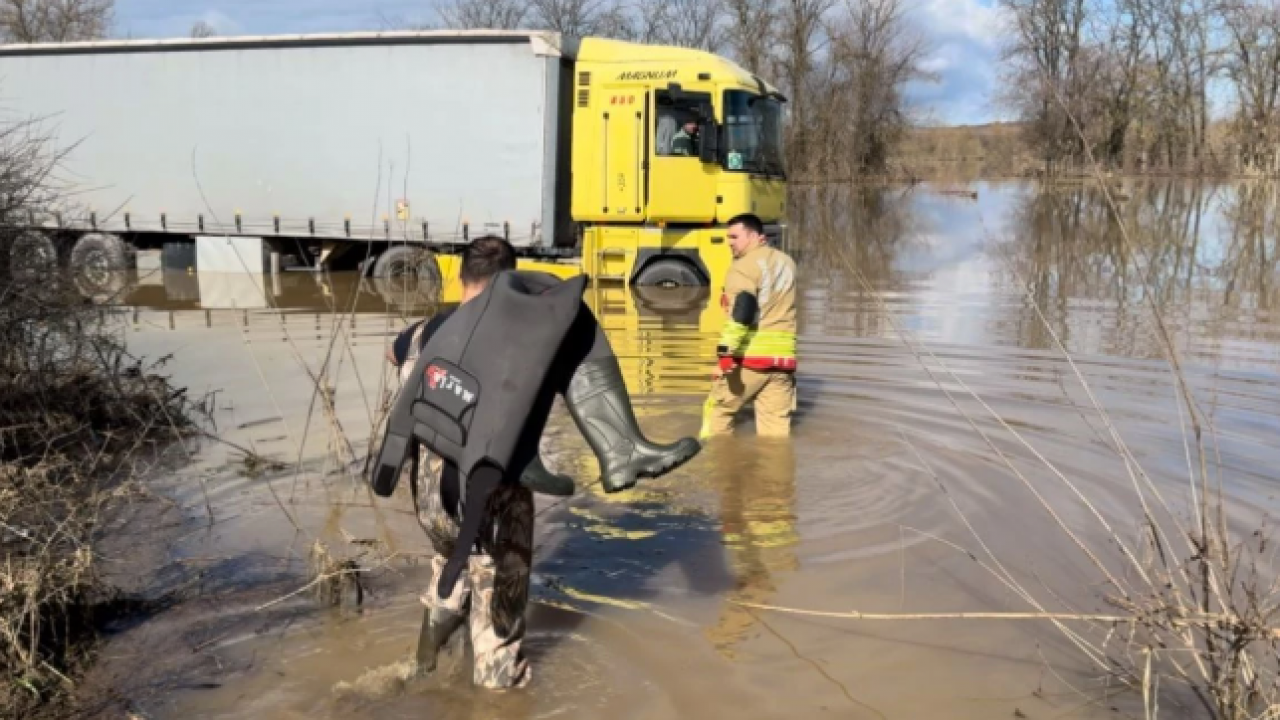 Sel sularının ortasında kaldı! 3 gün boyunca çaresizce bekledi