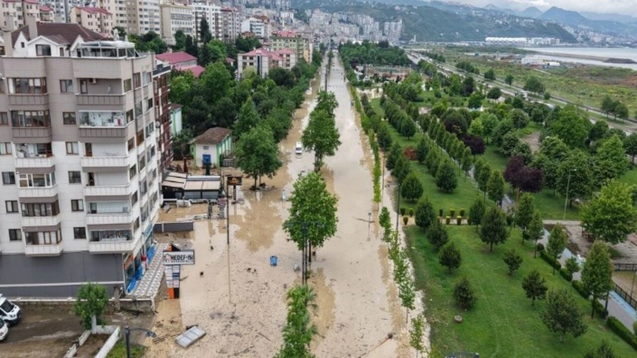 Sel, toprak kayması ve su taşkınları… Trabzon'da caddeler sokaklar göle döndü