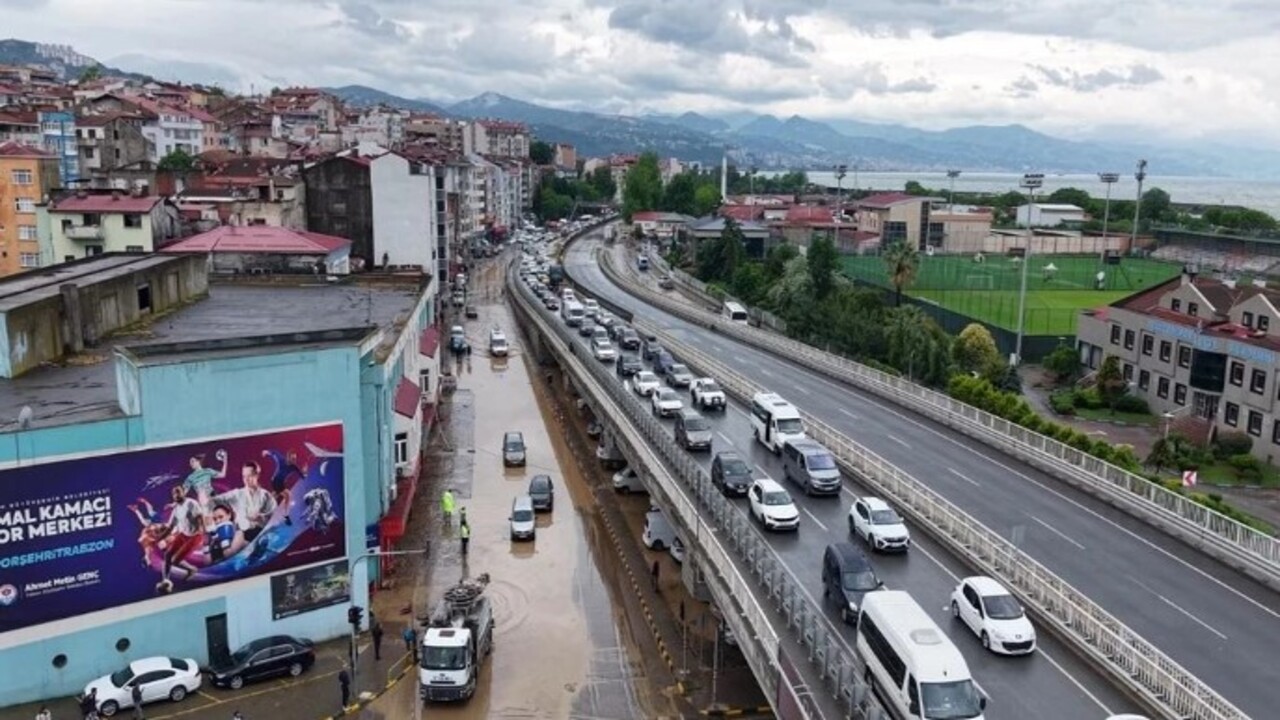 Foto - Sel, toprak kayması ve su taşkınları… Trabzon'da caddeler sokaklar göle döndü