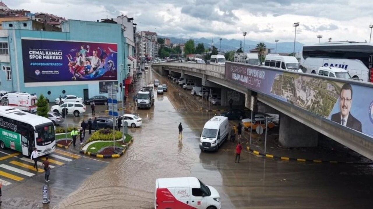 Foto - Sel, toprak kayması ve su taşkınları… Trabzon'da caddeler sokaklar göle döndü