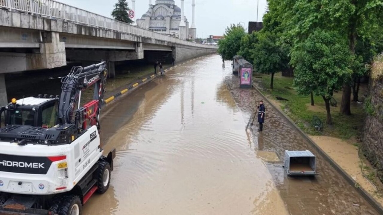 Foto - Sel, toprak kayması ve su taşkınları… Trabzon'da caddeler sokaklar göle döndü