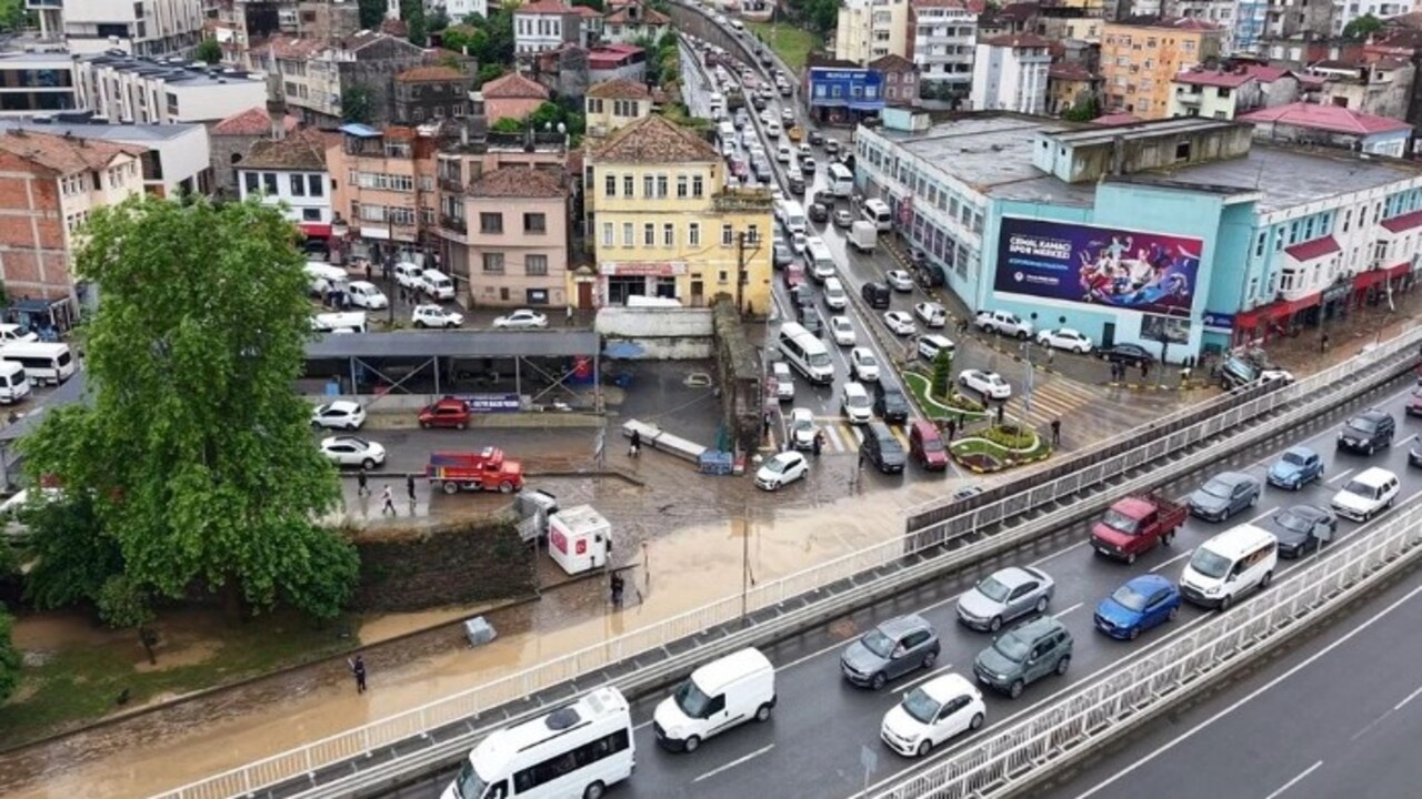 Foto - Sel, toprak kayması ve su taşkınları… Trabzon'da caddeler sokaklar göle döndü