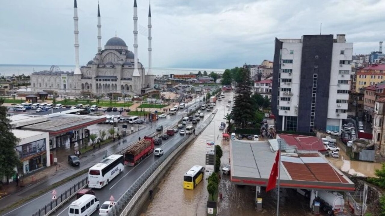 Foto - Sel, toprak kayması ve su taşkınları… Trabzon'da caddeler sokaklar göle döndü