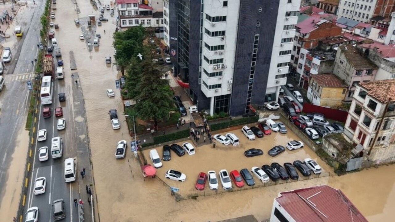 Foto - Sel, toprak kayması ve su taşkınları… Trabzon'da caddeler sokaklar göle döndü