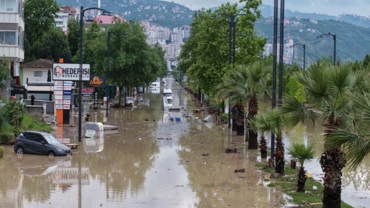 Foto - Sel, toprak kayması ve su taşkınları… Trabzon'da caddeler sokaklar göle döndü