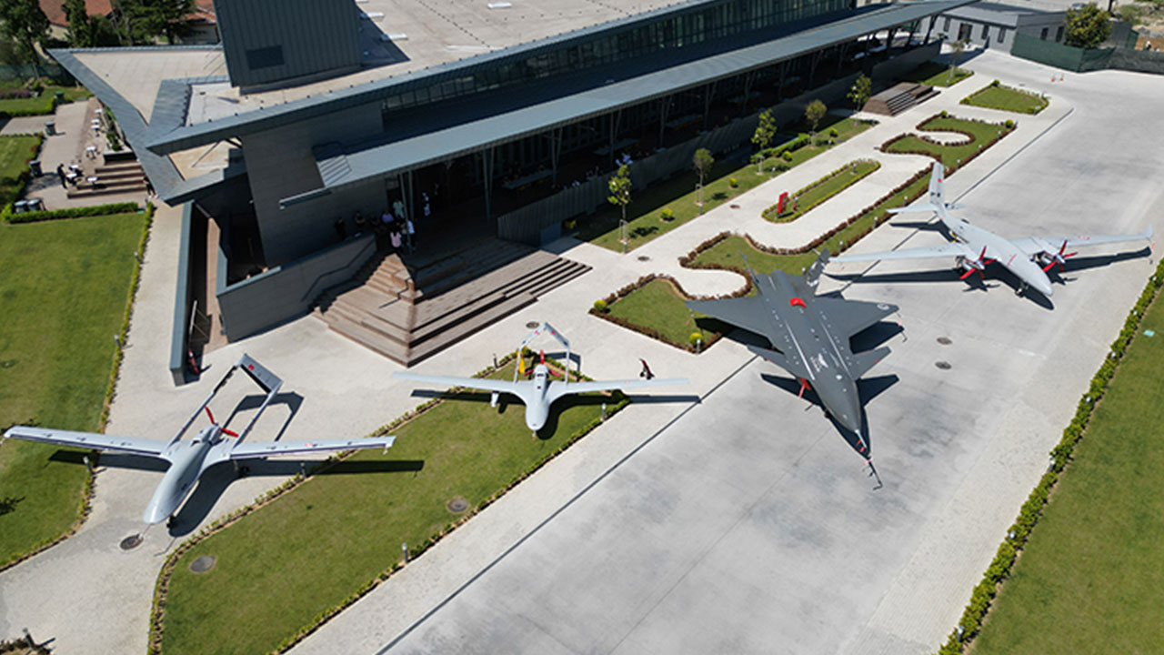 Foto - Selçuk Bayraktar, Baykar'ın yeni silahını dünyaya ilan etti: İnsanlı olanı geliyor