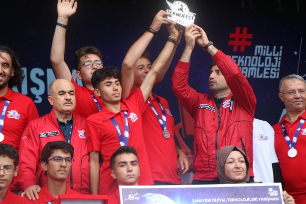 Foto - Selçuk Bayraktar'da ayrı gayrı yok! TEKNOFEST KARADENİZ'in kapanışına damga vuran sözler..