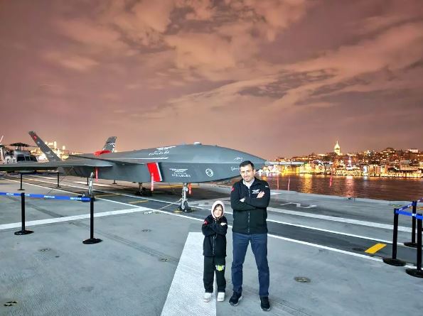 Foto - Selçuk Bayraktar'dan duygulandıran paylaşım: Ayasofya'nın kapısında ilk nöbetinde